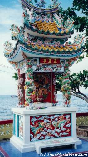 Chinese altar