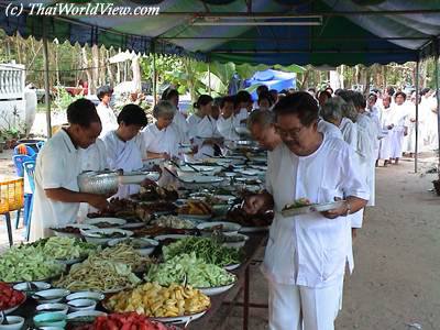 White clothes laymen queuing