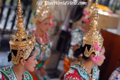 Dancers at Erawan shrine