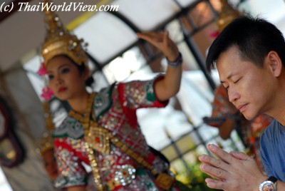 Dancers at Erawan shrine