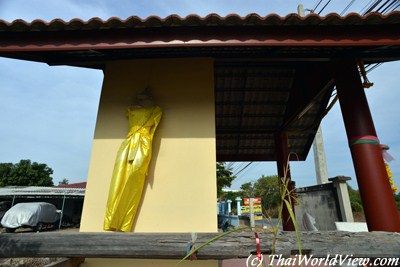 Mae Takhian shrine