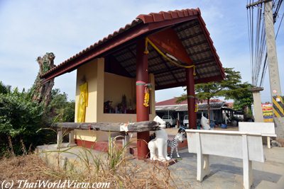 Mae Takhian shrine