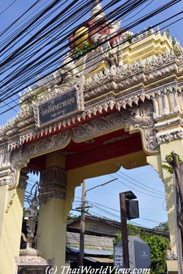 Wat Srisa Thong entrance