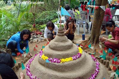 Sand stupas