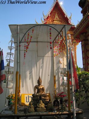 Cleaning Buddha statues