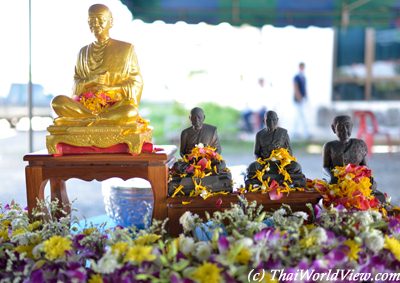 Pay respect to monks