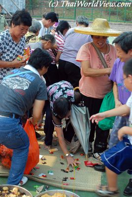 Distributing rice