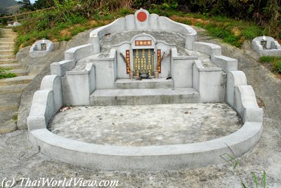 Horseshoe-shaped grave