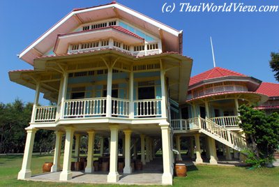 Maruekatayawan Palace