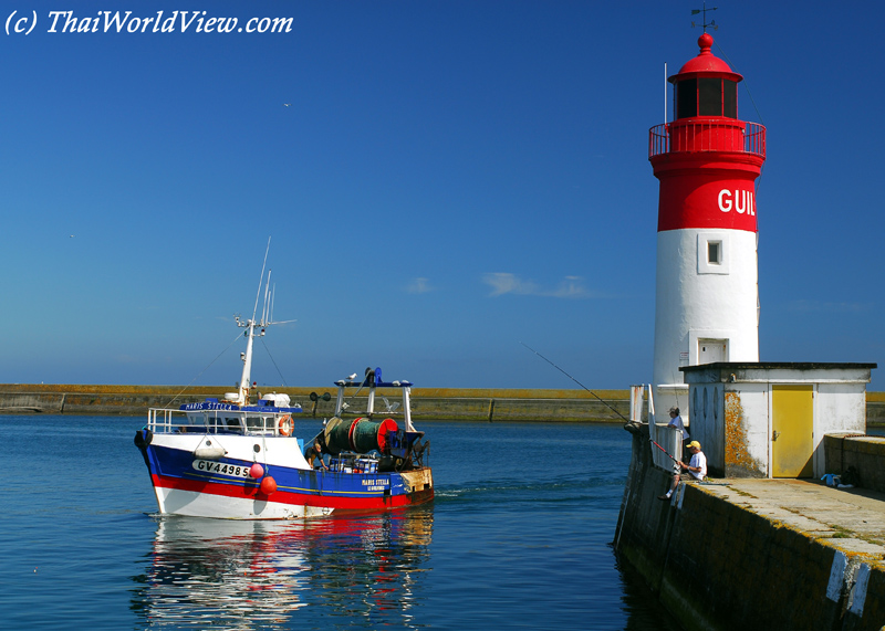 Boat back from deep sea - Guilvinec