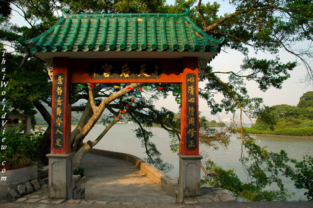 Chinese doorway - Luk Keng