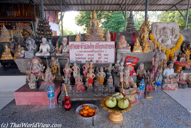 Mae Takhian shrine - Nakhon Pathom