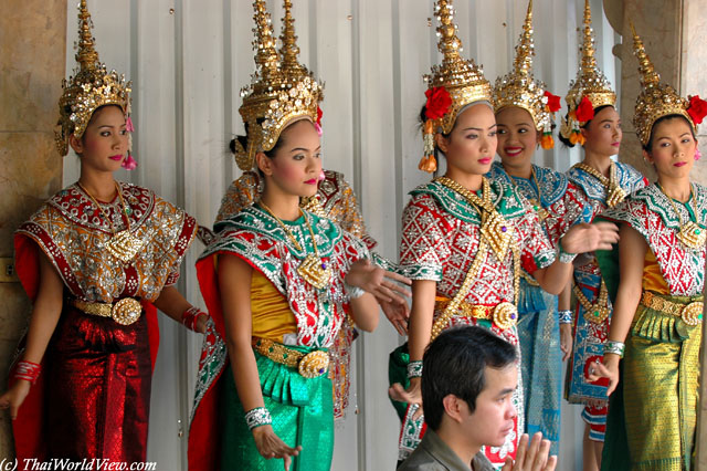Dancers - Erawan shrine