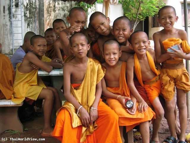 Novices smiling - Wat Phra That Bang Phuan - Nongkhai province