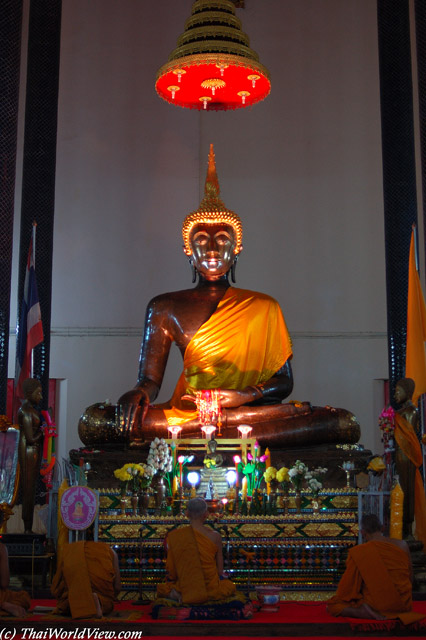 Evening prayers - Wat Nam Mong - Nongkhai province