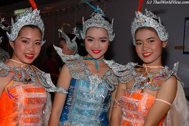 Young dancers - Yaowarat district - Bangkok