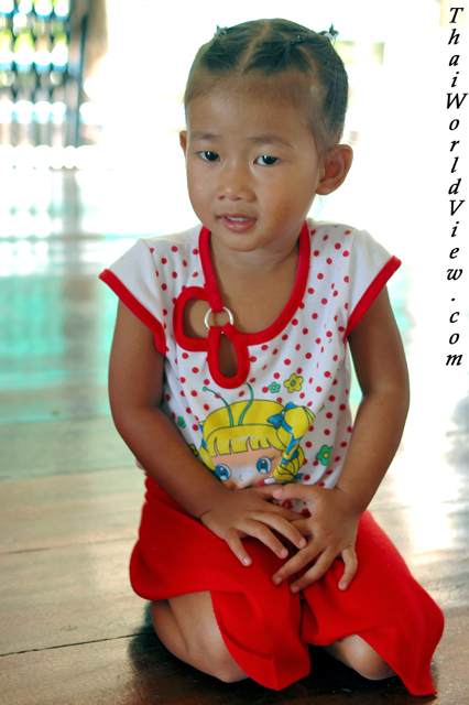Kneeling child - Wat Suk Natharam - Nongkhai province