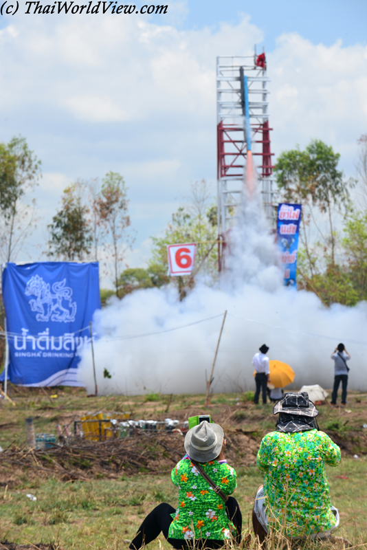 Onlookers - Yasothon