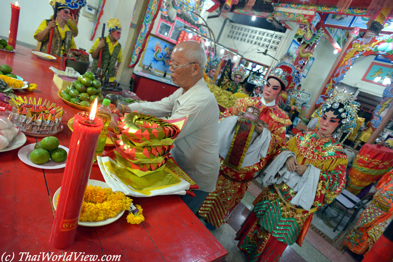 Paying respect - Bangkok