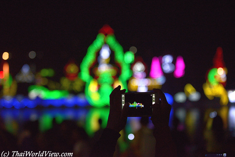 Illuminated boat - Phon Phisai