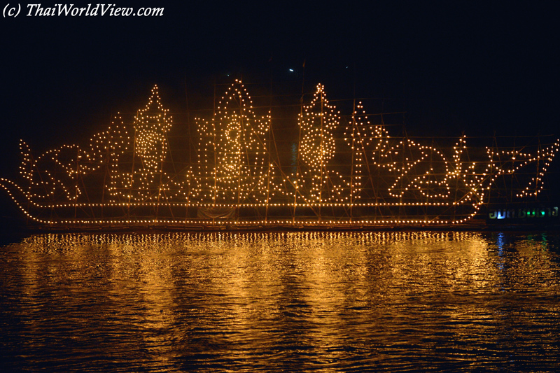 Illuminated boat - Phon Phisai