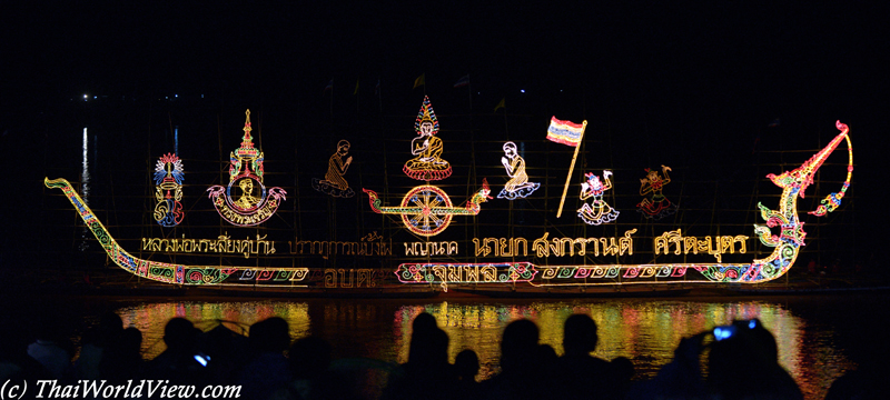 Illuminated boat - Phon Phisai