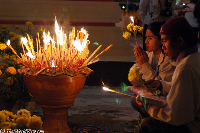 Evening prayers - Wat Meuang Mee - Nongkhai province