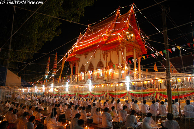 Evening prayers - Wat Lam Duan - Nongkhai province