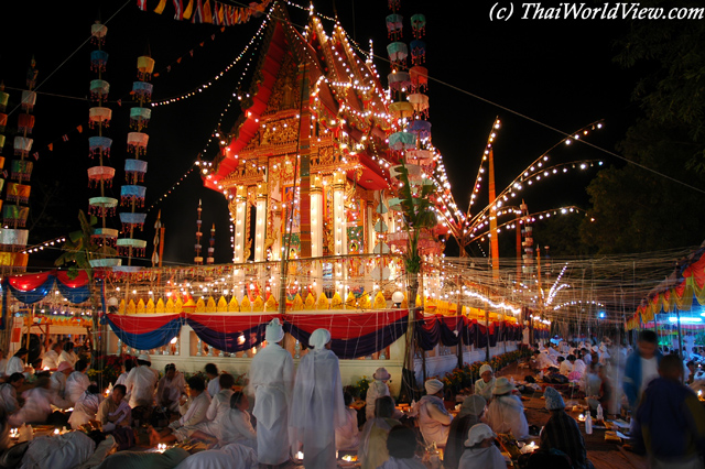 Evening prayers - Wat Photisompharn - Nongkhai province