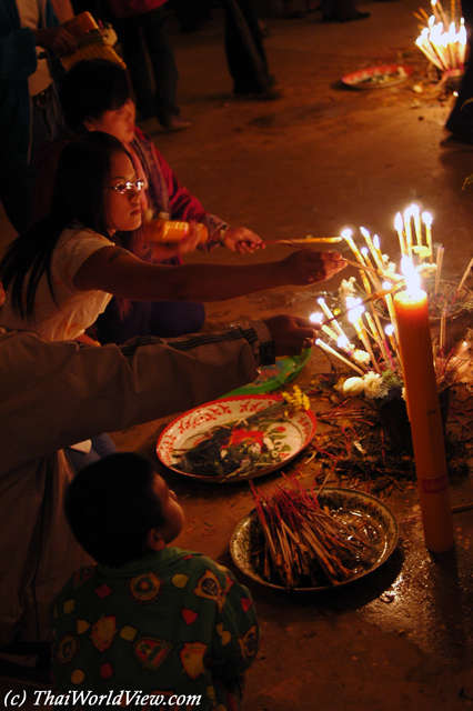 Evening prayers - Wat Photisompharn - Nongkhai province