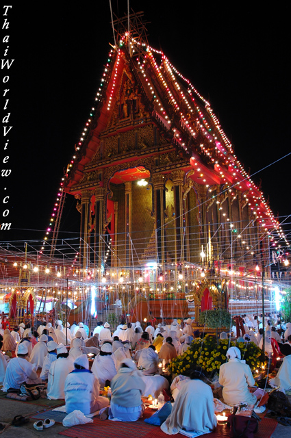 Evening prayers - Wat Neun Phra Naowanaram - Nongkhai province