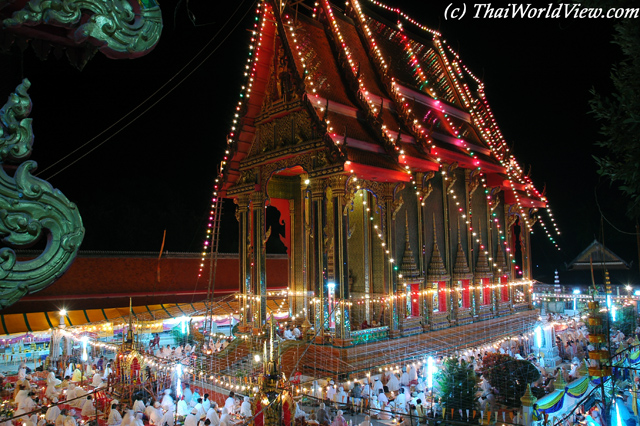 Evening prayers - Wat Neun Phra Naowanaram - Nongkhai province