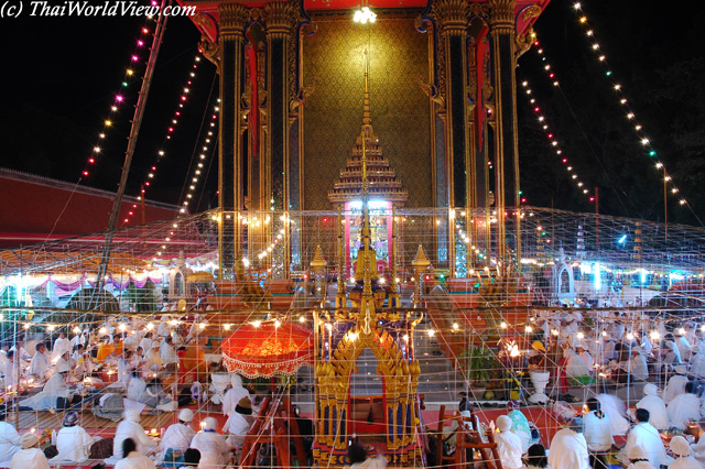 Evening prayers - Wat Neun Phra Naowanaram - Nongkhai province