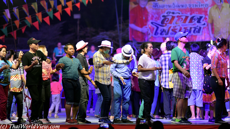 Ramwong dance - Wat Sawang Arom