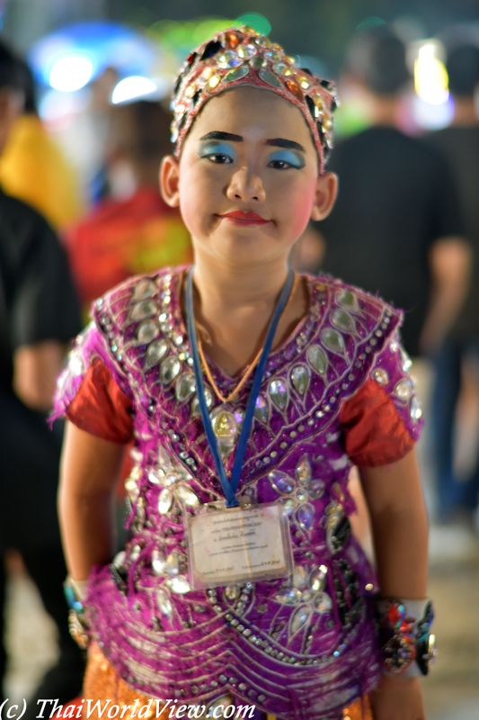 Child performer - Wat Don Yai Hom