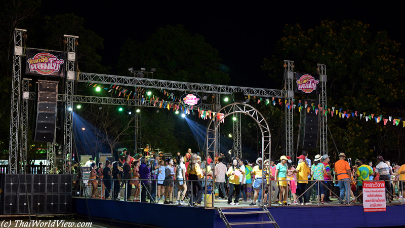 Ramwong dance - Wat Don Yai Hom