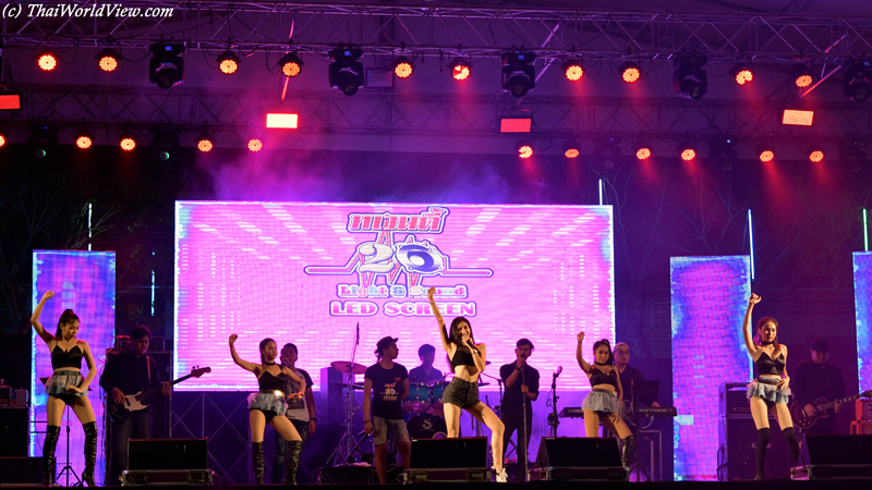 Ramwong dance - Wat Chindaram