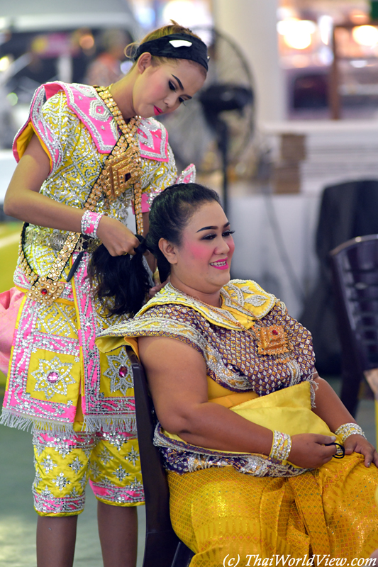 Dancers - Wat Rai Khing