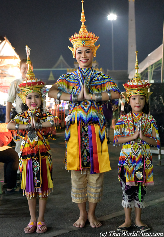 Manorah dancers - Wat Rai Khing