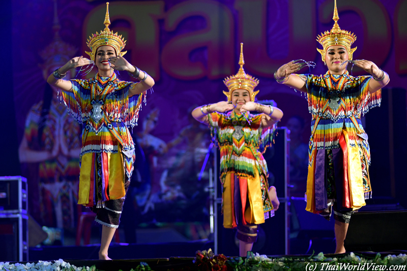 Manorah dancers - Wat Rai Khing