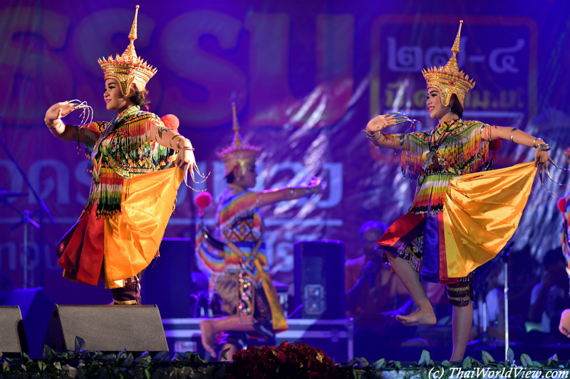 Manorah dancers - Wat Rai Khing