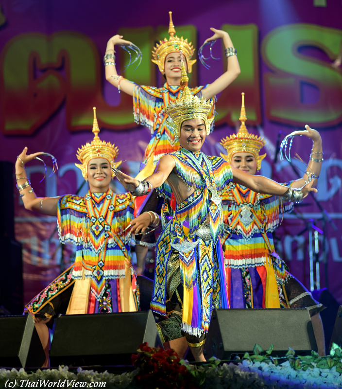 Manorah dancers - Wat Rai Khing