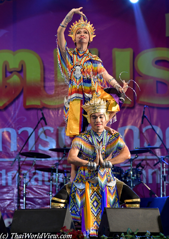 Manorah dancers - Wat Rai Khing