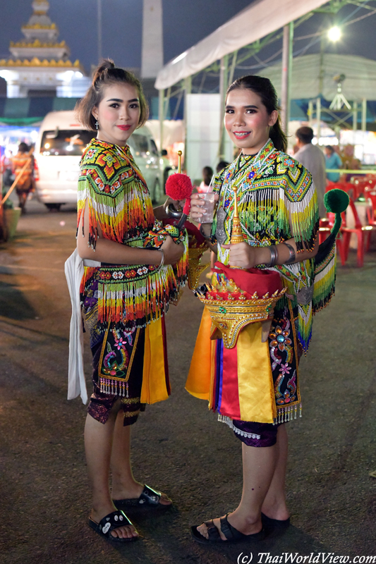Manorah dancers - Wat Rai Khing