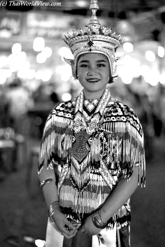 Manorah dancers - Wat Rai Khing