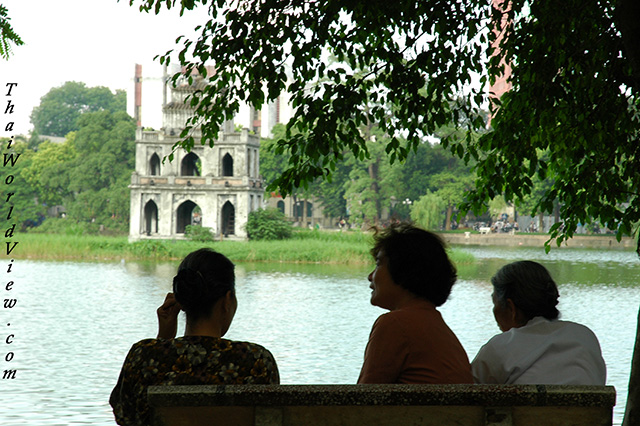 Women chatting - Hoan Kiem Lake