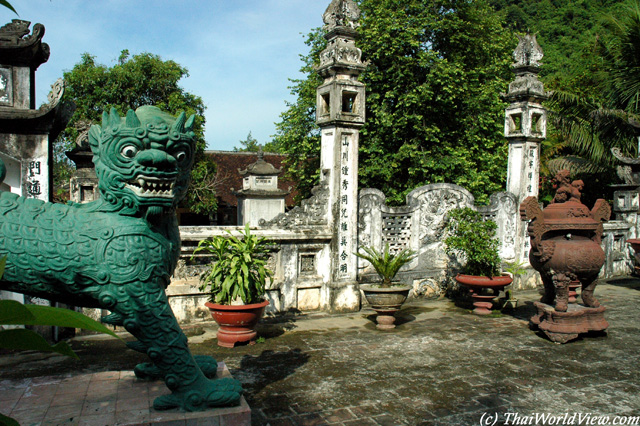 Temple Thien Chu - Pagoda Leading to Heaven