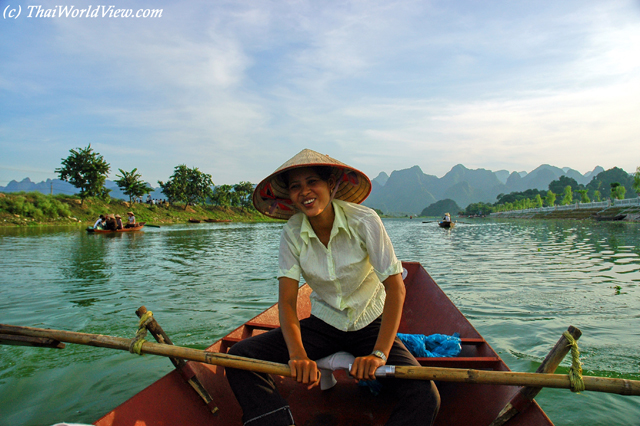 Woman paddler smiling - Perfume pagoda