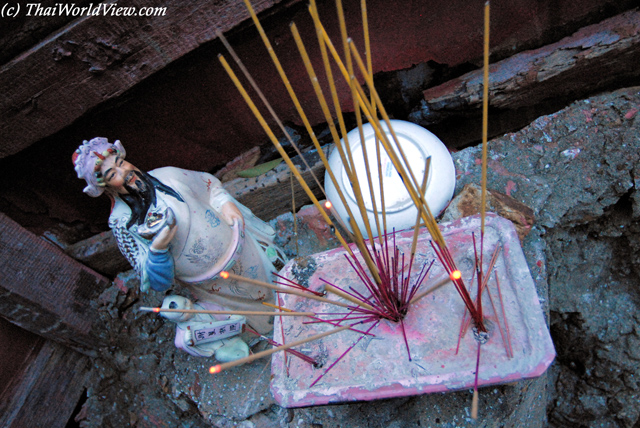 Offering incense - Tai O