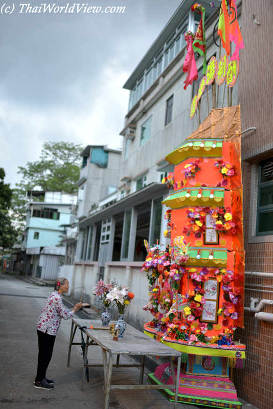 Paying respect - Tuen Tsz Wai